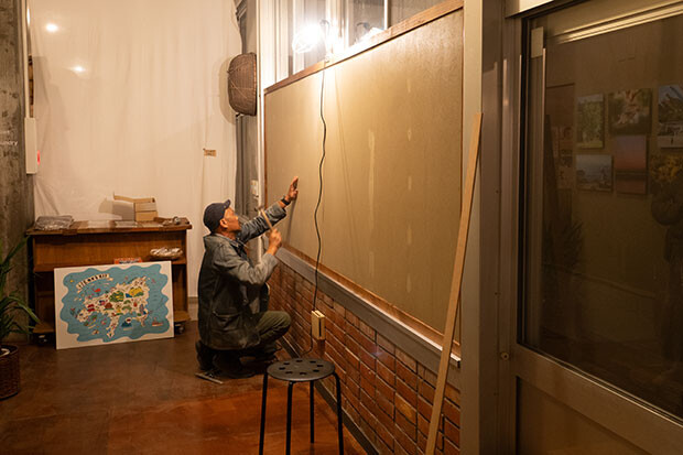 写真展の設営前日の夜。展示するための壁をつくってくれている拓洋さん。ありがとう。
