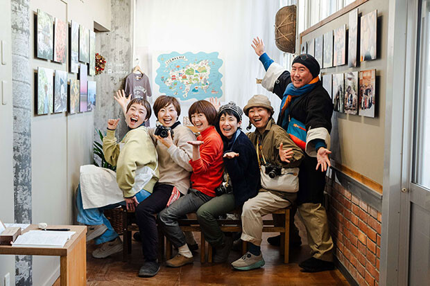 写真展最終日、私たちが使っているカメラのストラップをつくってくれている〈FURIKAKE（フリカケ）〉の得丸成人（なるひと）さんと美由紀さん（写真右からふたり）が遊びに来てくれました。うれしい。