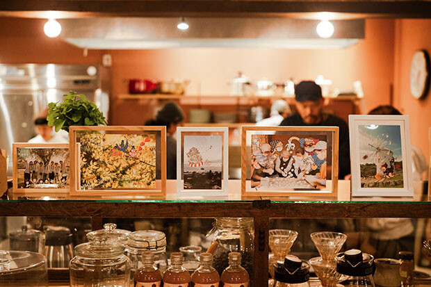 今回の小豆島カメラの写真展にあわせて描いてくれた小豆島カメラの写真とCHO-CHANのイラストのコラボレーション！　これ最高にかわいくて、見ていると小豆島に行きたくなります！