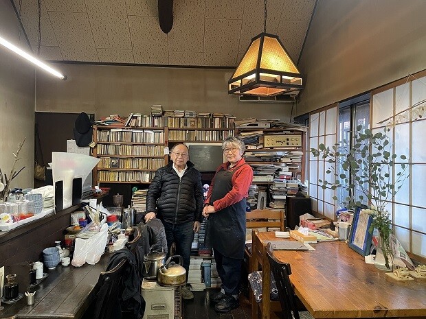 店主の太田耕司さんと千栄子さん。