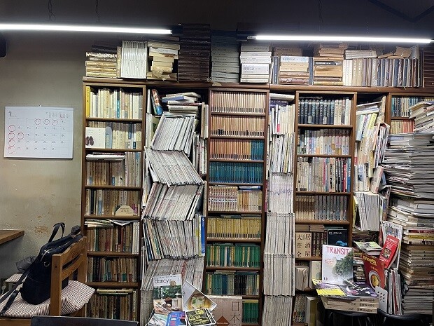 創業時からある本棚には、文化芸術関係の本がぎっしり。