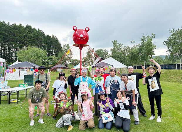 2024年夏フェス〈JOIN ALIVE〉のアートエリアで作品を展開。赤いクマの塔を立てた。