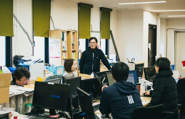 70人ほどいた従業員は現在は半分以下になったが、雇用調整助成金で給料を支払っている。多田さんの代になってから若いスタッフも増えた。