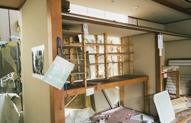 備品を保管してあった部屋。壁が剥がれてしまっていた。