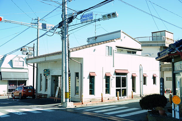 〈アツマルセンター立科〉外観。右手前の瓦屋根の建物は空き家相談所「町かどオフィス」
