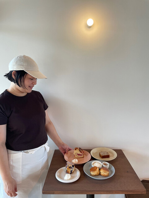 近隣の畑で採れたリンゴなどの食材を使ったこだわりの焼き菓子