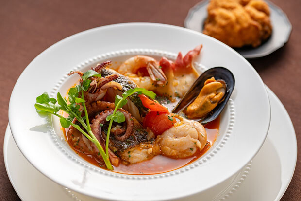 ランチ4000円（前菜・サラダ・ブイヤベース・コーヒー）、単品3800円。ディナーは完全予約制で、8800円と11000円の２コースあり。