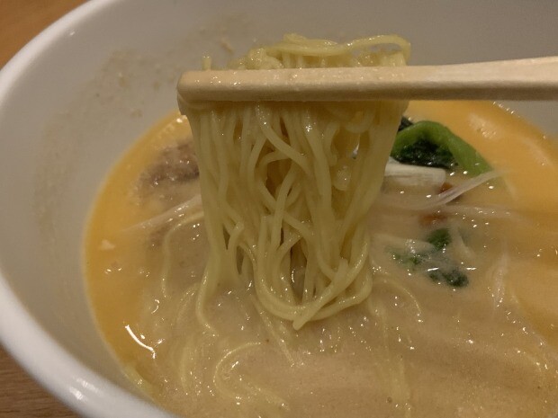 麺はしっかりとした歯応えの香港麺を使用。