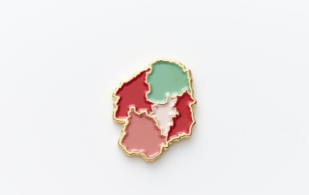 「47palette カラーピンズ」シリーズ「栃木県」のピンバッジ。