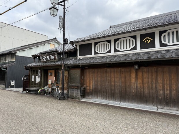 伊賀上野市で百数十年続く〈湖月堂〉は丁稚羊羹を主力とした和菓子店。