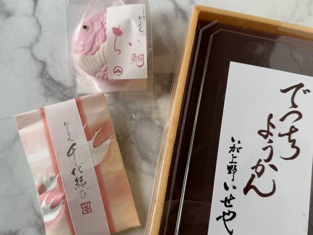 〈いが上野 いせや〉の「丁稚羊羹」（520円）と「おしもん」（200円）。