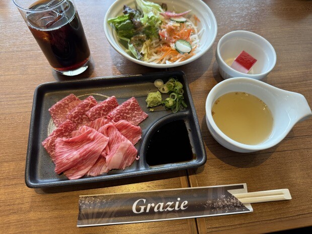 上から牛刺し、牛トロ刺し。サラダやスープ、ドリンク、デザート。