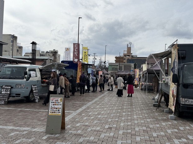 お弁当やスイーツ、パンなど地元のお店やキッチンカーが勢揃い。