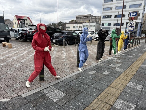 いろんなポーズをとっている忍者人形と写真を撮って楽しめる。
