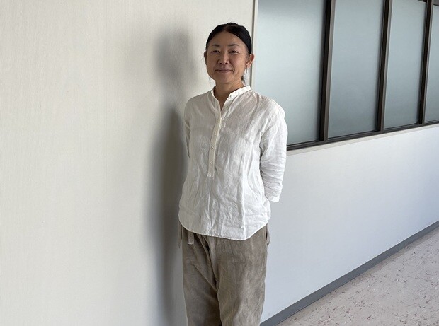 愛知県稲沢市出身の洋服作家の井上アコさん。文化服装学院を卒業後、アパレルメーカーに勤務したのち、1998年より手づくり子ども服ブランドを展開。現在はNHK『すてきにハンドメイド』に講師として出演するほか、らくがき刺繍家としての顔も。「らくがきライブ刺しゅう」と題したイベント・ワークショップなどを各地で行っている。