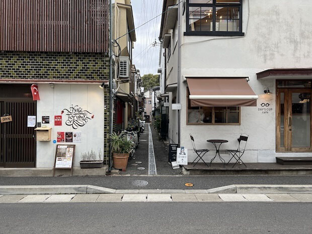 「書肆吾輩堂」がある細い路地。「DAY’S CUP cafe」のテラスに置かれた小さな看板が目印。