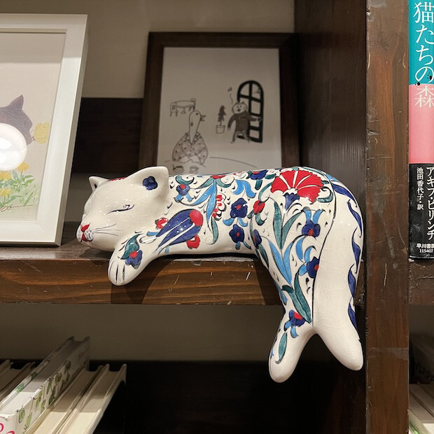店内のあちこちでくつろぐ猫の置き物。