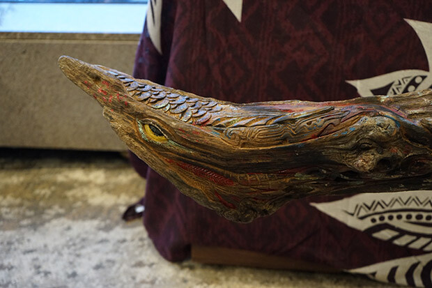 流木の形を生かしたデボさんの『魚』。全体に鱗彫りやアイヌ文様が彫り込まれ、黒漆も施されている。