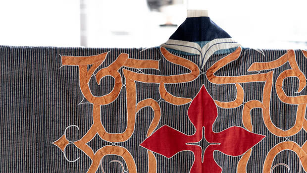 アイヌ文様が刺繍された、西田香代子『ルウンペ』。