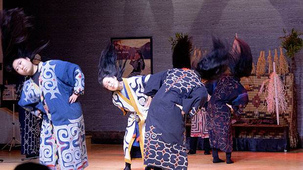 まるでヘビメタのヘッドバンギングのように女性が髪を振り回す『アイヌ古式舞踊』の演目のひとつ「フッタレチュイ（黒髪の踊り）」。
