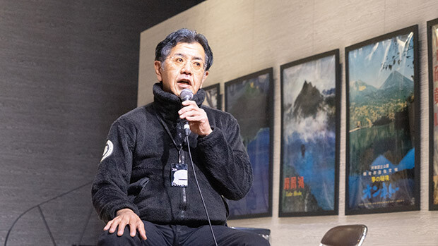 アイヌの木彫作家、床 州生さん。阿寒湖アイヌシアター「イコㇿ」の舞台監督を務めたこともある。