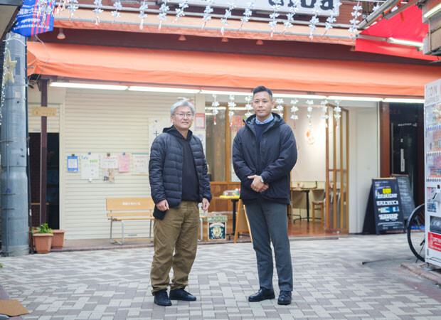 〈笹塚十号のいえ〉は京王線笹塚駅北口下車、徒歩約５分。笹塚十号通り商店街の真ん中にある元八百屋を活用。
