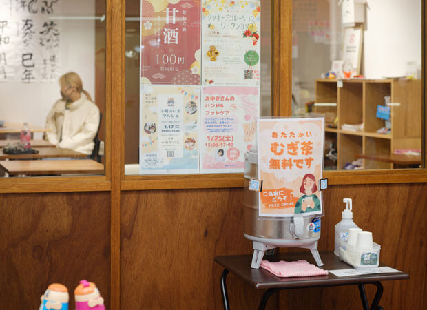 コーヒーや紅茶は100円で、外に置いてあるむぎ茶は熱中症予防も兼ねて無料。利益が目的ではなく、あくまで会話のきっかけのためのサービスだ。また、雑貨など寄付品が並んでいるのもコミュニケーションを生むための仕かけ。