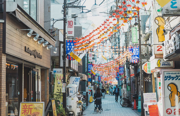 かつてよりは賑わいが減ったとはいえ、人通りは多い十号通り商店街。（写真提供：笹塚十号のいえ）