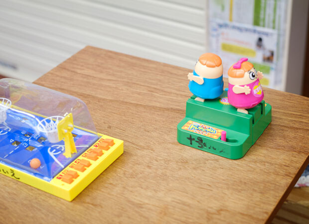 利用者の中心は高齢だが、幼稚園児とお母さんや、小学生も多く、シャボン玉やゲームなどで自由に遊ぶ。「滞在時間が長く回転率が極めて悪い状態です」と戸所さんは笑う。
