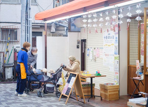 厚生省は、2020年に「重層的支援体制整備事業」を始めた。これは１世帯の中に、高齢者の問題と生活困窮の問題など複合的な課題があるのが実態でありながら、縦割り行政では一括で対応できなかったのを、ワンストップの扱いとするもの。「戸所さんからしてみたら、とっくに気がついて、そこに問題意識を持って活動を始めたので、制度が追いついたようなものです」と左京さん。