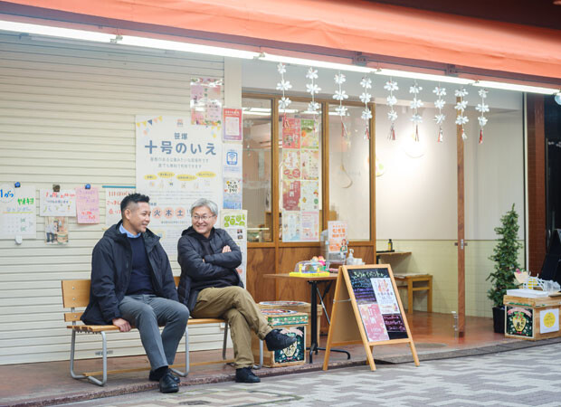「住宅地の一軒家でやることも考えられますが、知っている人しか行かない場所になってしまう。通りすがりの方が気軽に立ち寄れる場所でありたい。日常会話が交わせると、困ったときにSOSを気軽に出せますから。公園は誰でも来られますが、一軒家には入りにくいですよね」と戸所さん。