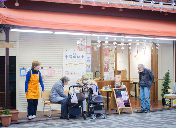 営業は火・木・土曜の11時30分から18時30分。外にベンチを置き、買い物途中の高齢者が休息すると、スタッフやお客さんが声をかける。
