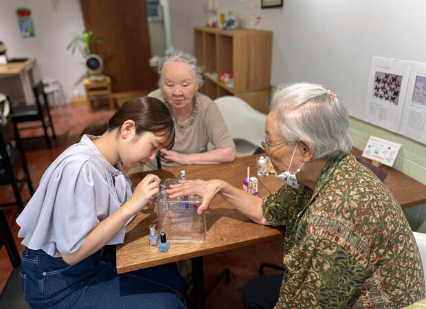 学生が開いている無料のネイルサロンも人気。（写真提供：笹塚十号のいえ）
