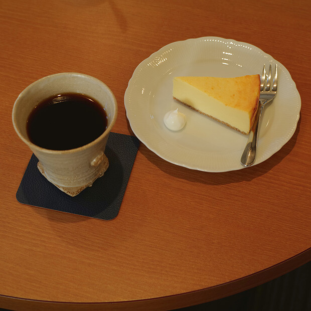 ネルドリップで丁寧に淹れる遠音ブレンド（500円）。手づくりのチーズケーキは飲み物＋400円。