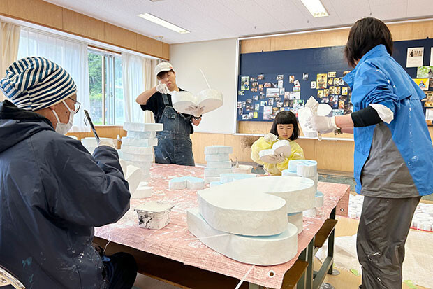 みんなで力を合わせて、MAYAさんがデザインした立体を制作。