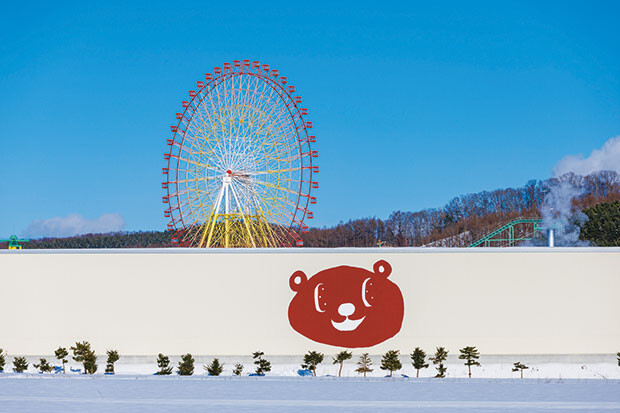 岩見沢にあるモリタンの食品倉庫にMAYAさんが描いた赤いクマ。名前はHPOEくん。（撮影：久保ヒデキ）