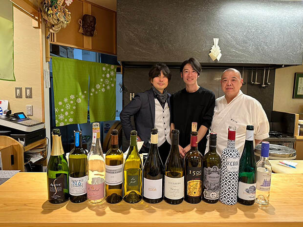 地元の名店「鮨まつ田」にて、大将の松田光代さんと、盛岡のワインバー〈アッカトーネ539〉のオーナー&ソムリエ、松田宰（つかさ）さん。