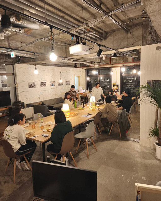大きなテーブルを囲んで食事をする施設利用者