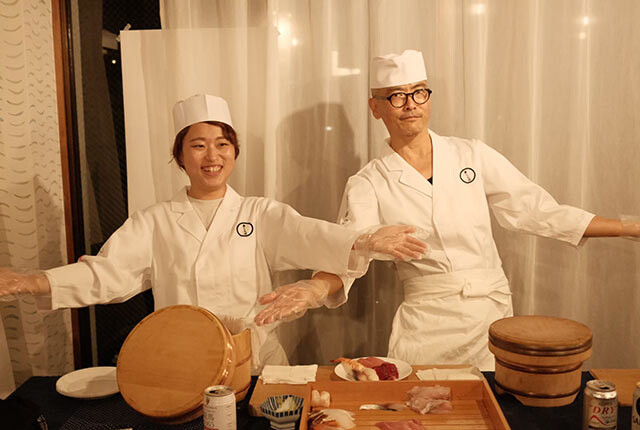 寿司職人の衣装に身を包んだ津留崎さん