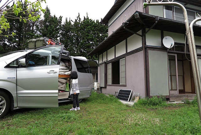 荷物をたくさん積んだ車が下田の新居に到着