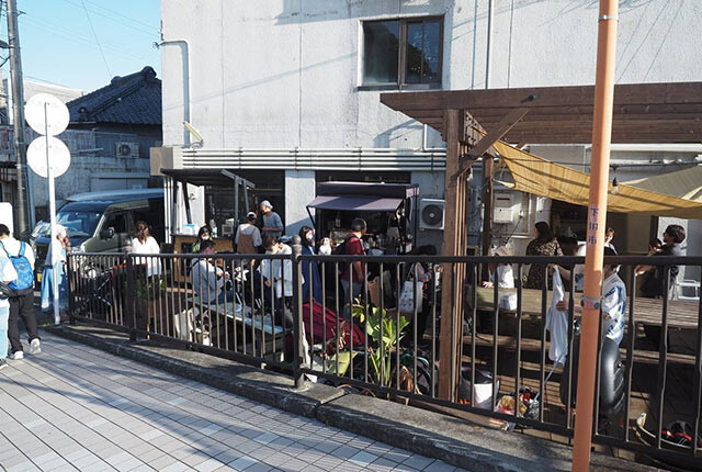 ワーケーション施設の屋外スペースにイベント参加者がたくさん集まっている