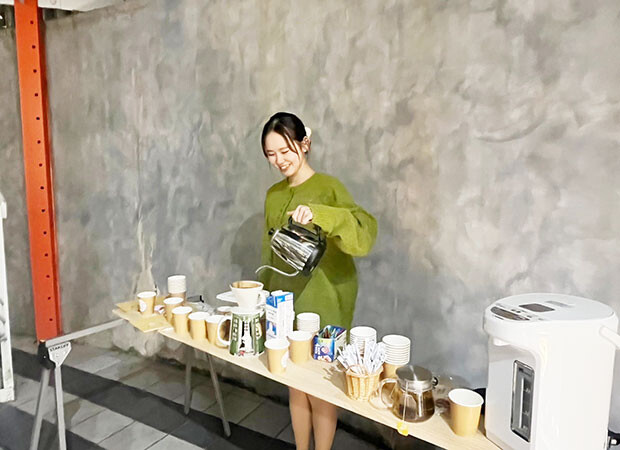 木の天板や折りたたみの脚、コンテナなど、あり合わせの物を使ってドリンクコーナーをつくる。