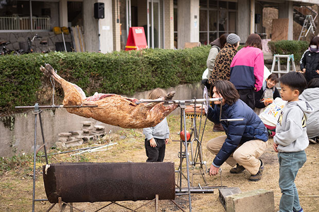 ダモンテくんが男木島で捕獲したイノシシを丸焼きに。くるくるまわして炭火でじっくり５時間以上焼きました。