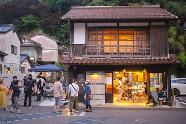 の温泉街の中心に位置する複合施設〈WATOWA〉。