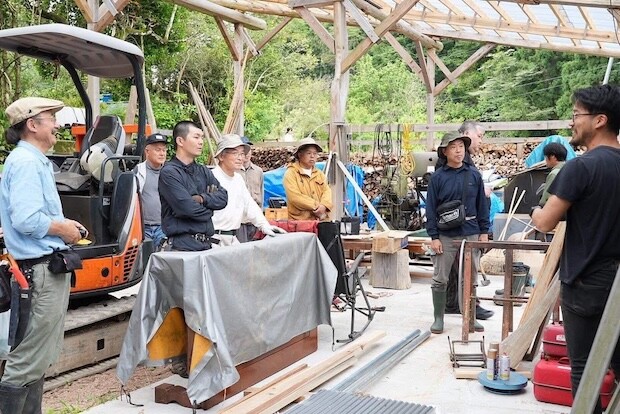 地元の方々と一緒になって古民家改修に取り組む〈里山インストール〉のメンバーたち。