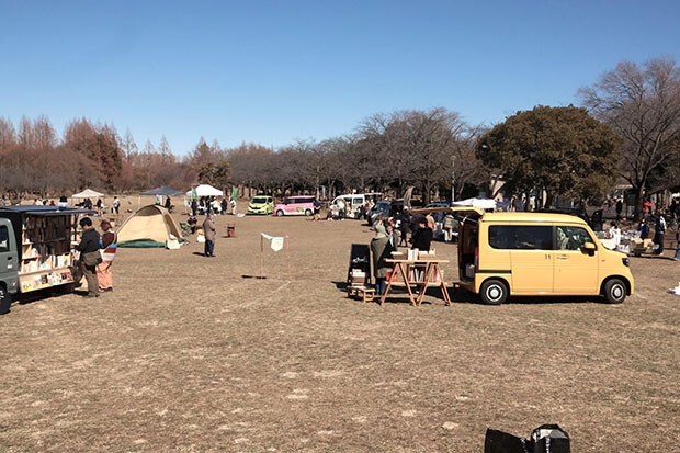 ワゴンカーが並ぶイベント会場。
