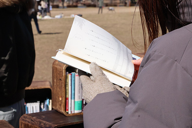 本を試し読みする人。