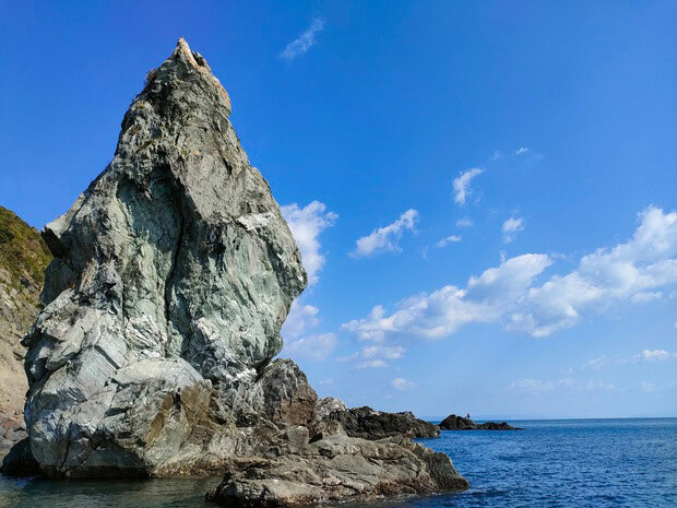 沼島を象徴する高さ30メートルもの上立神岩