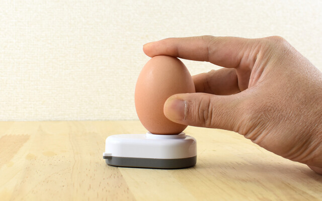 ぷちっと押すだけ！ 「たまごのプッチン穴あけ器」で卵のからがツルッとむける コラム 緑のgoo