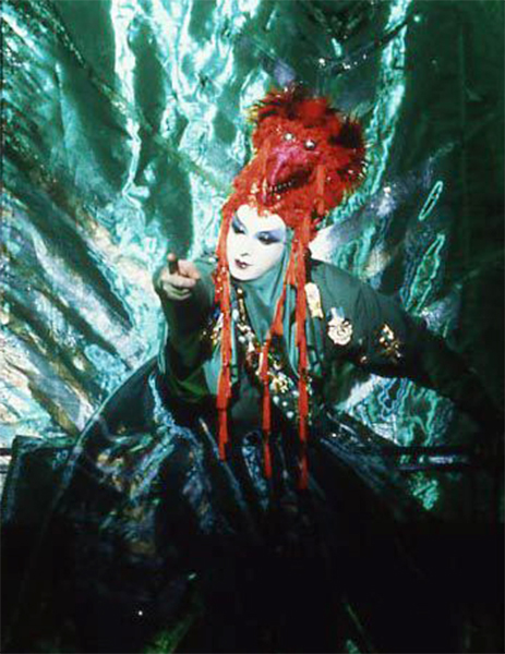 「モーリ・マスク・ダンス」で悪魔を踊る毛利臣男1988年東京、スパイラルホール Photo:藤井秀雪